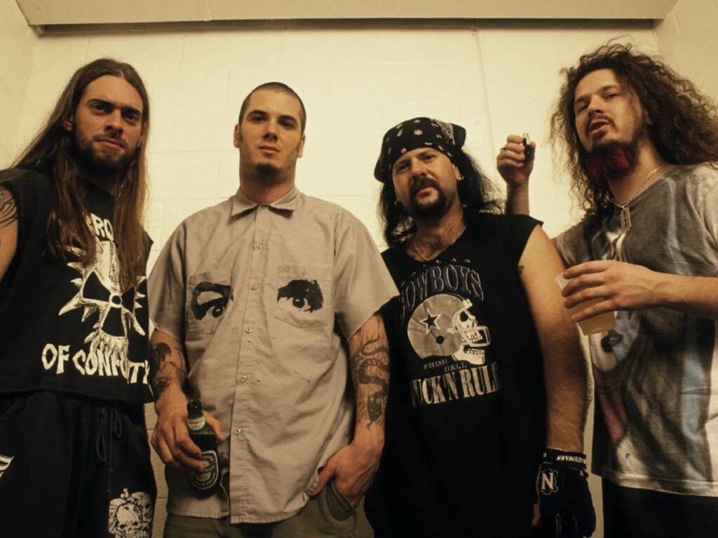 Mastering the aggressive groove metal guitar style of Pantera in the music of Cloverstain