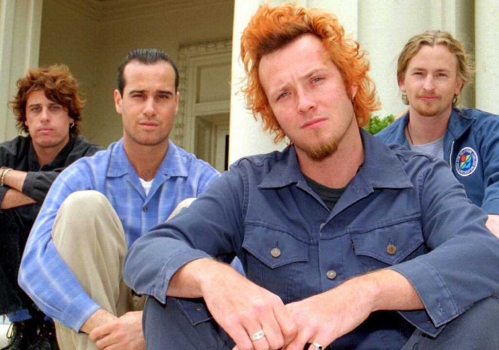 Mastering grunge guitar chords inspired by Stone Temple Pilots to define your alternative rock sound like Cloverstain